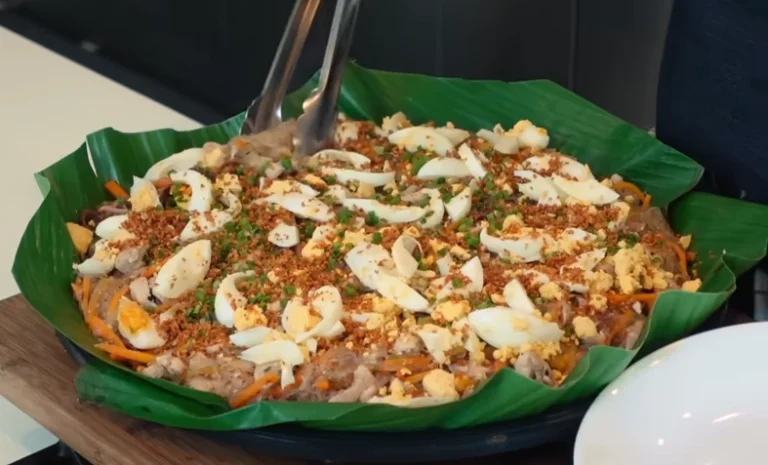 Sotanghon-Canton Guisado served on green leaves